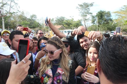 Belinda se defendió sobre la polémica por la firma de autógrafos en Mérida. (FACEBOOK)