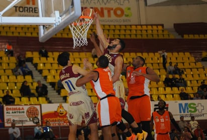 Un parejo encuentro se vivió ayer en la duela del Auditorio Municipal de Torreón, entre el equipo de la Comarca Lagunera.  (Fotografía de Jesús Galindo)