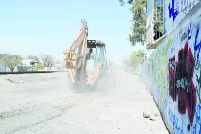 Grafiti. La barda perimetral del plantel está cubierta de grafiti, por lo que las madres de familia pidieron labores de pintura.