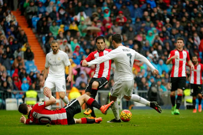 Cristiano Ronaldo anotó un par de goles en el triunfo del Real Madrid y ya superó a Luis Suárez en la tabla de goleadores con 21 tantos, uno más que el jugador uruguayo del Barcelona. (AP)