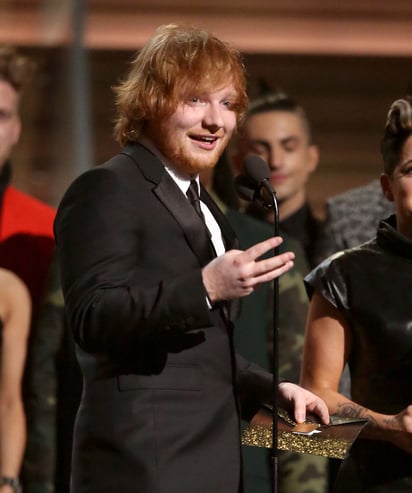 El cantante lució emocionado cuando recibió su premio. (AP)