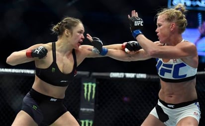 Tras 12 peleas invictas, Holm derrotó a Rousey por K.O, de una patada en la cabeza. 