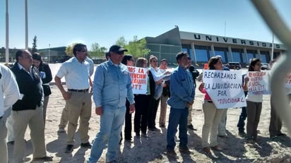 Fueron 35 docentes los que se conglomeraron a las afueras de la rectoría. (EL SIGLO DE TORREÓN)