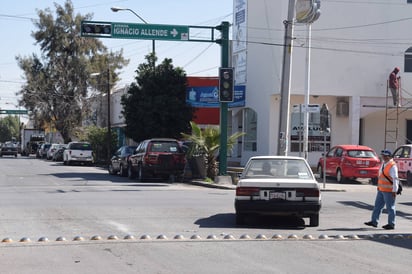 Semáforos. Comenzaron a operar los semáforos, pero hasta el mediodía no retiraban las boyas sobre la calle. 