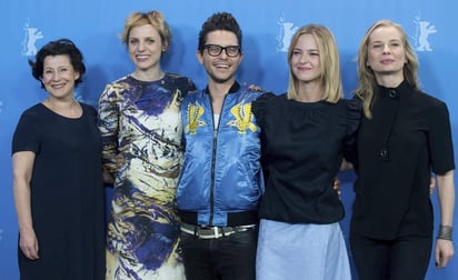 Exhibición. El cineasta polaco Tomasz Wasilewski posa junto a las actrices Dorota Kolak, Julia Kijowska, Marta Nieradkiewicz y Magdalena Cielecka, del filme United States of Love, en Berlín.