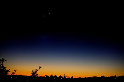 El astrónomo recomendó ubicarse en lugares oscuros donde el cielo esté despejado, no haya contaminación lumínica y se pueda ver el horizonte de forma clara. (ARCHIVO)