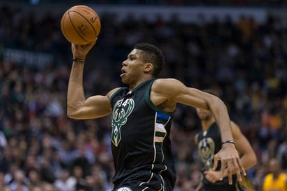 Giannis Antetokounmpo anotó 27 puntos en la victoria de los Bucks sobre Lakers en el último juego de Kobe Bryant en Milwaukee. (AP)