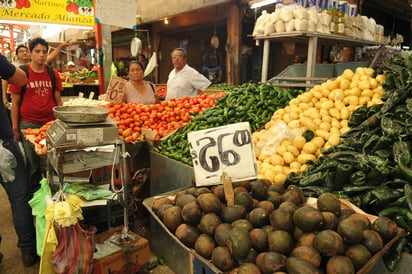 Reporte. El alza de las frutas y verduras de la primera quincena no se había registrado en 2015. (ARCHIVO)