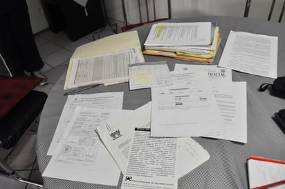 Ir y venir. Éstos son parte de los documentos que ha solicitado 'Susana' para obtener sus escrituras. (GUADALUPE MIRANDA)