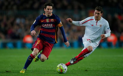 Lionel Messi volvió a brillar con el Barcelona. El argentino anotó un golazo ante Sevilla y participó en el gol de la victoria culé por 2-1. (AP)