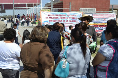 Apoyo. Docentes hacen plantón a las afueras de la primaria Bicentenario para apoyar a maestro despedido por evaluación. (EDITH GONZÁLEZ)