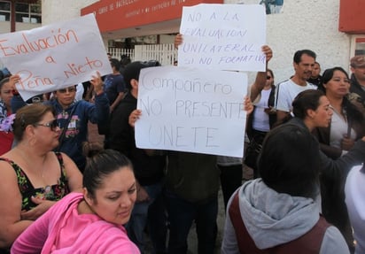 Maestros no seleccionados y padres de familia manifestaron su solidaridad con los docentes que a pesar de la convocatoria no participaron en la evaluación por considerarla punitiva.