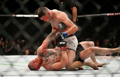 McGregor perdió tras 15 victorias consecutivas desde febrero del 2011. 