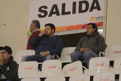 En un partido de la temporada, José Gánem padre e hijo fueron expulsados por entrar a la duela. (Fotografías de Jesús Galindo)