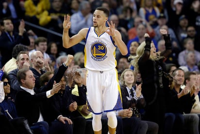 Stephen Curry lleva 132 partidos consecutivos anotando un triple, un récord de la NBA. Golden State y Stephen Curry siguen cosechando récords en la temporada