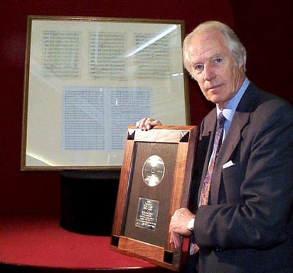 George Martin produjo unos 700 discos, y aunque trabajó con otros músicos y conjuntos, su fama creció por su labor con The Beatles. (ARCHIVO)
