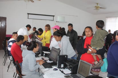 Respuesta. Desde muy temprano cientos de personas de ejidos y colonias de la ciudad llegaron para tramitar algún documento. (MARY VÁZQUEZ)