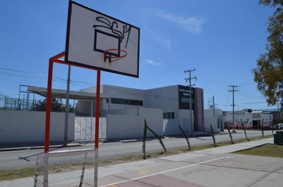 Vandalismo. Se observan rayones de grafiti en las canchas de la plaza ubicada sobre la calzada de Las Joyas. (ROBERTO ITURRIAGA) 
