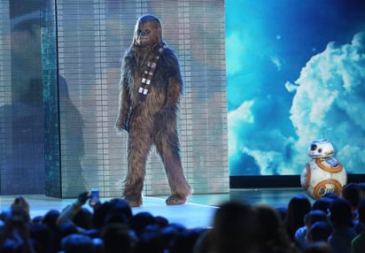 Chewbacca se hizo presente en la premiación. (AP) 