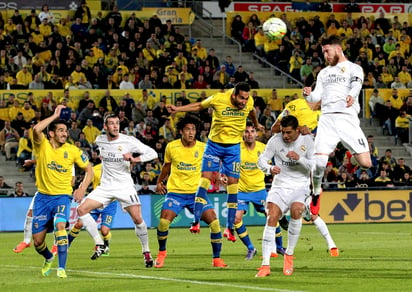 Sergio Ramos anotó de cabeza el primer gol del Real Madrid en la victoria 2-1 sobre Las Palmas. (EFE)