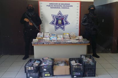 Decomiso. Los agentes de la Policía Municipal, aseguraron 2 mil discos de música y películas 'piratas'.