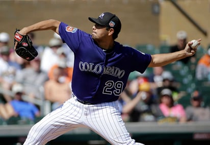 Jorge de la Rosa sacó las primeras tres entradas en blanco hasta que recibió un jonrón en la cuarta entrada ante los Atléticos de Oakland. (AP)