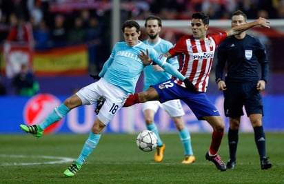 Atlético de Madrid consiguió su pase a cuartos de final de la Champions League, al derrotar en penales 8-7 al PSV Eindhoven, donde militan los mexicanos Andrés Guardado y Héctor Moreno. (AP)