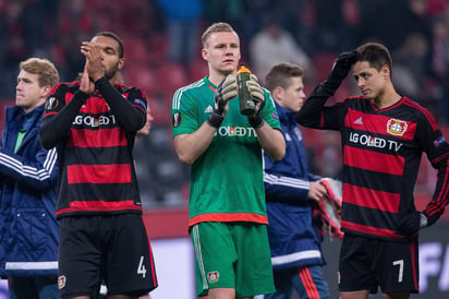 El mexicano Javier 'Chicharito' Hernández (d) lamenta junto a sus compañeros la eliminación de la Liga Europa. (EFE)