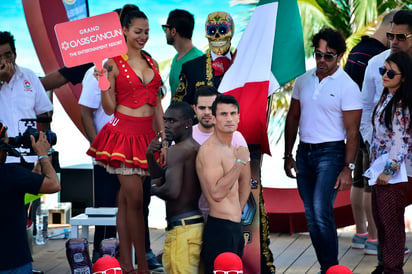 El colombiano Pascual Salgado y el lagunero Roberto Ortiz, aprobaron la báscula durante la ceremonia de pesaje en Cancún. (Cortesía Alma Montiel)