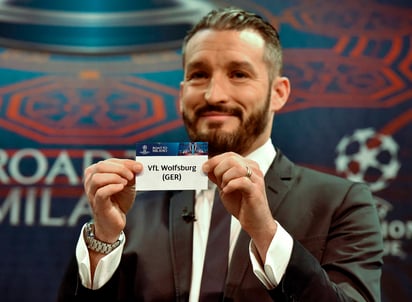 Gianluca Zambrotta, embajador de la final de la Liga de Campeones de Milán 2016, muestra la tarjeta del Vfl Wolfsburgo durante el sorteo de los duelos de la fase de cuartos de final de la Liga de Campeones.  (EFE) 