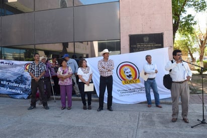 Protesta. Los candidatos estuvieron en la manifestación realizada afuera de presidencia. (EL SIGLO DE TORREÓN)