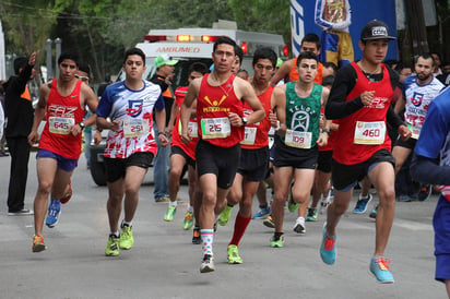 Una buena estrategia tuvo Carlos Urquidi (centro) en el trayecto para proclamarse campeón. (Jesús Galindo)