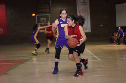 Claudia Mejía (derecha) encabezó el ataque de las laguneras para llevarlas al triunfo ante las Adelitas de la UACH. Lobas de la Ibero ganan dentro de la Liga ABE