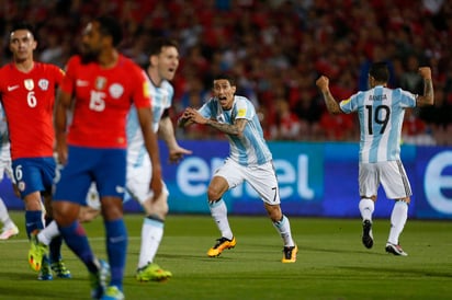 Ángel di María anotó un soberbio gol contra la selección chilena, en duelo por eliminatoria mundialista. (AP)