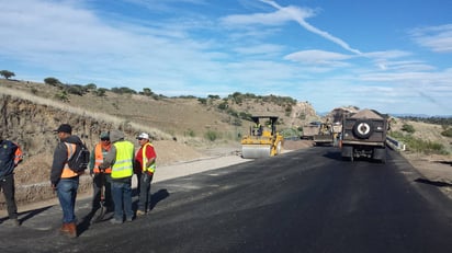 Caminos. La SCT ya licitó la rehabilitación y arreglos de 15 caminos y carreteras en beneficio de 17 municipios del estado.