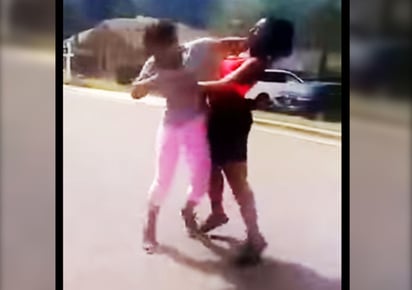 La pelea inició con el duelo entre dos adolescentes, luego el asunto se tornó campal. (YOUTUBE)