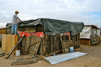 Cambios. En varias colonias siguen los trabajos para sustituir casas de cartón a materiales.