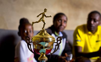 Lilian Mariita (al centro), junto a su hija de dos años, vio cortada su carrera en el atletismo por un problema de dopaje que dijo desconocer. (AP)