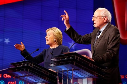 Confrontación. Hillary Clinton y Bernie Sanders tienen puntos de vista diferentes. (EFE)