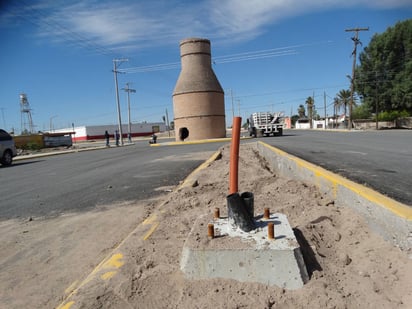 Alumbrado. Se procede a la colocación de las luminarias tipo Led en el bulevar Primero de Mayo, el cual se inaugurará en breve. (MARY VÁZQUEZ)