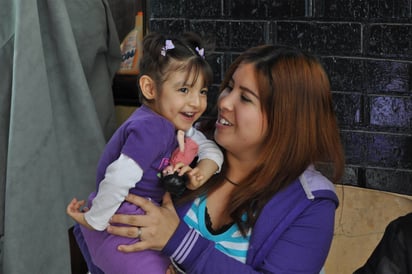 Felicidad. Ivonne disfruta de su pequeña Emili, quien presenta una notable mejoría en su salud. (GUADALUPE MIRANDA)