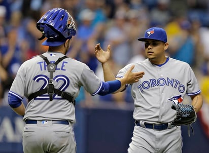 Roberto Osuna (d) ha empezado la temporada en plan grande, el mexicano logró su segundo salvamento sin recibir carreras. (AP)