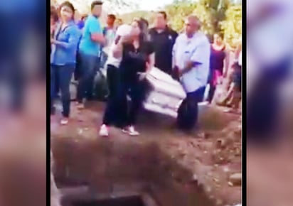 La mujer interrumpió la ceremonia para reclamar el terreno. (FACEBOOK)