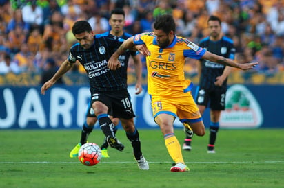 Rafael Sobis en la disputa del balón con Sinha, durante el partido por la final de la Concachampions. (Jam Media)