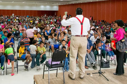 Arranque. El candidato del Partido del Trabajo a la gubernatura, Gonzalo Yáñez inició campaña en la Expo Feria. 