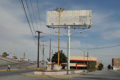 Retiro. La estructura de la cual se retiró la propaganda está en el bulevar Miguel Alemán. (EL SIGLO DE TORREÓN)