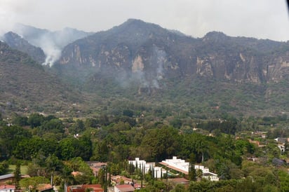 La magnitud del desastre natural provocó la intervención de por lo menos 200 brigadistas y el uso de seis helicópteros que descargan agua en los cerros y cañadas de la zona protegida. (NOTIMEX)