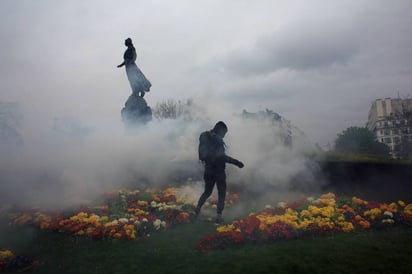 Entre gas. Manifestantes se enfrentaron a la policía.