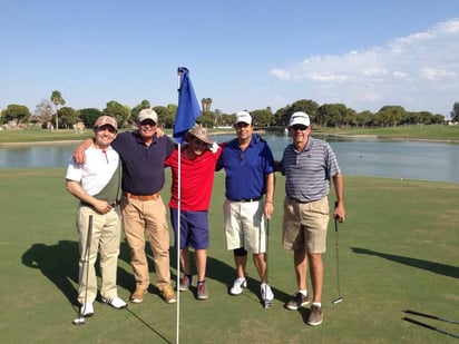 El afortunado jugador junto a sus testigos de honor del hoyo en uno. Hole in One en Campestre Torreón