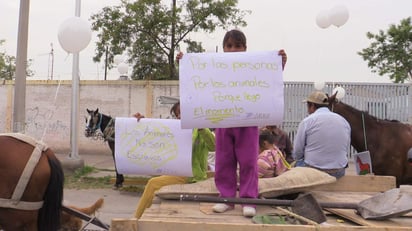 En el contingente iban niños y adultos. (IVÁN CORPUS)